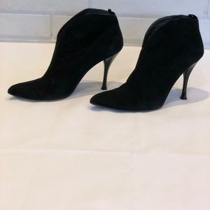 Stuart Weitzman pointed toe black suede bootie 9.5